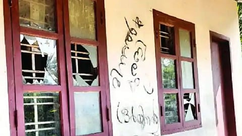കുമരകത്ത് പൊലീസുകാരന്റെ വീട്ടില്‍ അക്രമം; മിന്നല്‍ മുരളി ഒറിജിനല്‍ എന്നെഴുതിവെച്ച് സ്ഥലം വിട്ടു