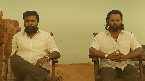 ഇനി തമിഴ് ​'ഗരുഡൻ', ഉണ്ണി മുകുന്ദനും സൂരിയും ശശികുമാർ ഒന്നിച്ചെത്തുന്ന ആക്ഷൻ ചിത്രം