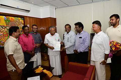 ചെന്നൈ എസ് എൻ ജെ ഡിസ്റ്റിലറീസ് ദുരിതാശ്വാസ നിധിയിലേക്ക് ഒരു കോടി രൂപ കൈമാറി
