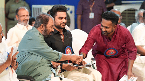ഞാനും പെട്ടുവെന്ന് മന്ത്രി ശിവൻകുട്ടി, താനാണ് രക്ഷപ്പെടുത്തിയതെന്ന് ടൊവിനോ; കൈ കിട്ടാ ക്ലബ്ബിലേക്ക് മന്ത്രിയെ സ്വാ​ഗതം ചെയ്ത് ബേസിൽ

