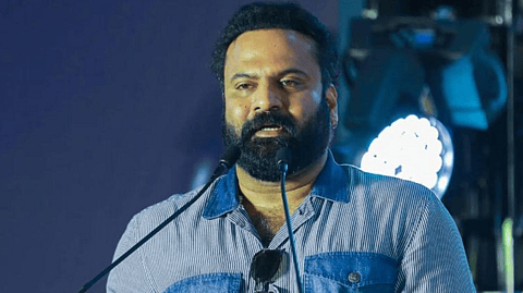 ഒരു കലാകാരനെ പിടിച്ച് അകത്തിട്ടത് കൊണ്ട് ഇവിടെ ലഹരി ഇല്ലാതെ ആകില്ല, എല്ലാവരും അമ്മയുടെ നെഞ്ചത്തേക്ക് കയറുന്നത് എന്തിനാണ്?: ടിനി ടോം