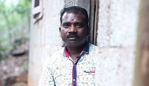 തെന്മലയില്‍ ദളിത് യുവാവിനെ വിലങ്ങിട്ട് മര്‍ദ്ദിച്ച സംഭവം; എസ്‌ഐക്കും സിഐക്കുമെതിരെ എസ്‌സി, എസ്ടി അട്രോസിറ്റി വകുപ്പുകള്‍ ചുമത്തി കോടതി