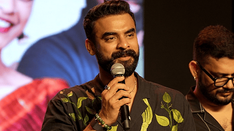 അടി, ഇടി പടം ഒന്നും ഞാൻ സംവിധാനം ചെയ്യില്ല, ഒരു കഥ പടം ചെയ്ത് ഇന്റർനാഷണൽ ഫെസ്റ്റിവലുകളിൽ കാണിക്കണം, അതാണ് ആഗ്രഹം: ടൊവിനോ തോമസ് 