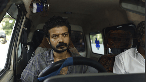 ആസാദിക്ക് കയ്യടിച്ച് സോഷ്യൽ മീഡിയ; റിവ്യൂ; ലേബർ വാർഡിലെ ജയിൽ ബ്രേക്കിൽ രഘു വിജയിച്ചോ?