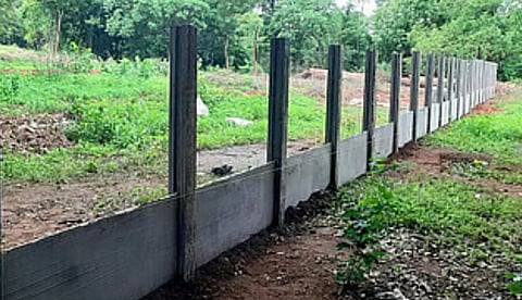 പൊതുശ്മശാനവും മുറിച്ച് മതില്‍ കെട്ടിത്തിരിക്കുന്ന ജാതി