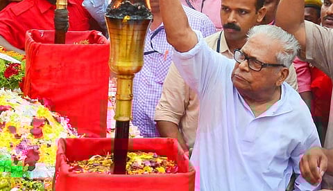 സമരം ജീവിതമാക്കിയ കമ്യൂണിസ്റ്റ്, കണ്ണും കരളുമെന്ന് ജനങ്ങള്‍ വിളിച്ച രണ്ടക്ഷരം; വിഎസ്