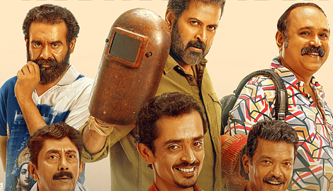 കയ്യടിപ്പിച്ച് ജൂനിയേഴ്സും സീനിയേഴ്സും, അടിമുടി പൊട്ടിച്ചിരിയുമായി ദേവദത്ത് ഷാജിയുടെ 'ധീരൻ' 