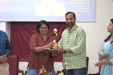 ദ ക്യു, മാക്‌സ്‌വെൽ ഫെർണാണ്ടസ് ജേണലിസം അവാർഡ് ഏറ്റുവാങ്ങി