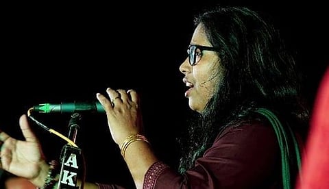ആഴിയും തിരയും കാറ്റും.. ആഴവും പോലെ ഞങ്ങളും! പുഷ്പവതിയുടെ ശബ്ദസഞ്ചാരങ്ങള്‍