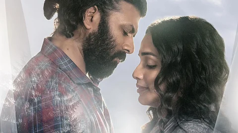 നവ്യയും സൗബിനും മാത്രമല്ല സണ്ണിയും ആനും ഒപ്പമുണ്ട്, റത്തീനയുടെ ക്രൈം ത്രില്ലർ ചിത്രം 'പാതിരാത്രി'യുടെ പുത്തൻ പോസ്റ്റർ 