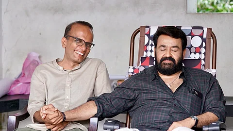 മനുഷ്യരിലേയ്ക്കും ജീവിതങ്ങളിലേയ്ക്കുമുള്ള യാത്രകൾ, കെ.ആർ.സുനിലിന്റെ പുസ്തകത്തെക്കുറിച്ച് കെ.ആർ.സുനിൽ 

