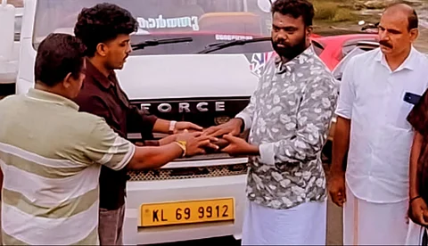ഒഴുകിപ്പോയതിനെ തിരിച്ചു നല്‍കിയ സൗഹൃദം; ഇടുക്കിയില്‍ ഒലിച്ചുപോയ ട്രാവലറിന് പകരം മറ്റൊന്ന് വാങ്ങി നല്‍കി സുഹൃത്തുക്കള്‍