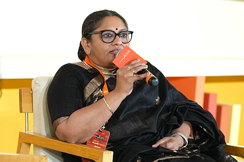 പുരുഷന്മാർക്ക് പ്രണയിക്കാനറിയില്ലെന്ന് കെ ആർ മീര: സ്ത്രീയുടെ ചിരി പോലും സമൂഹത്തെ അലോസരപ്പെടുത്തുന്നുവെന്നും നിരീക്ഷണം 