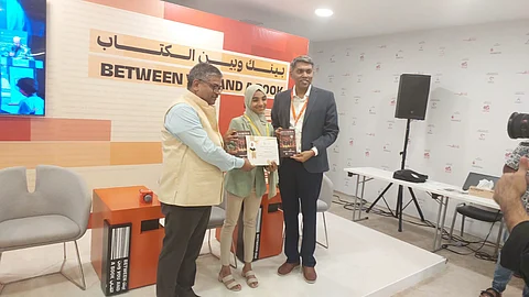 13 കാരി ഫാത്തിമ അബ്ദുള്‍ അസീസിന്‍റെ  റെവൊലൂഷന്‍,ദ ലൈറ്റ് ഓഫ് നുറോവിയ പ്രകാശിതമായി