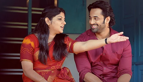 'ഇതളേ...'; അപർണ ബാലമുരളിയുടെ മനോഹര ശബ്ദം, 'മിണ്ടിയും പറഞ്ഞും' എന്ന ചിത്രത്തിലെ പുതിയ ഗാനം