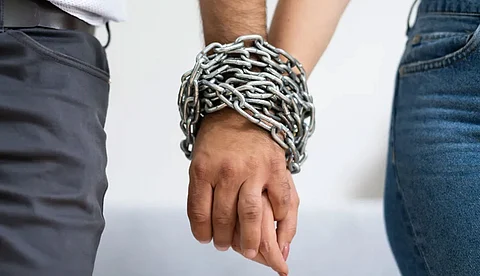 ആശ്വാസമേകാത്ത ആശ്രയം; എന്താണ് ട്രോമ ബോണ്ടിംഗ്? POLLPOINT