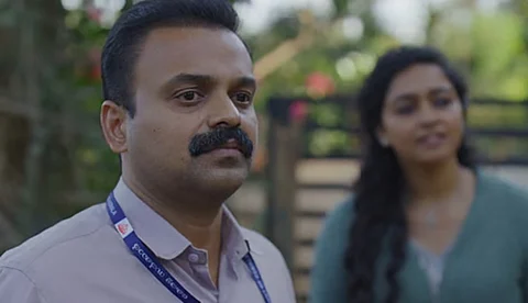 വിഷു കൈനീട്ടവുമായി ചാക്കോച്ചനും സംഘവും; 'ഒരു ദുരൂഹ സാഹചര്യത്തിൽ' നാളെ തിയറ്ററുകളിലേക്ക്