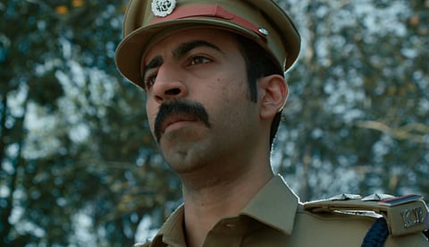 'ആരെയാണ് നീ അന്ന് കൊന്ന് കത്തിച്ചത്'; നിഗൂഢതകളുമായി 'ഉയിർ' ട്രെയ്‌ലർ