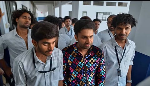 'തിയറ്ററിൽ പോസിറ്റീവാണ്, സോഷ്യൽ മീഡിയയിൽ നെഗറ്റീവ് വരുന്നത് വിഷമിപ്പിക്കുന്നു'; വീഡിയോ പങ്കുവെച്ച് 'മഹാരാജ ഹോസ്റ്റൽ' താരങ്ങൾ