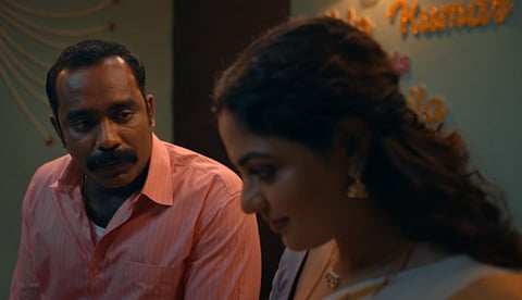 റിപ്പീറ്റ് അടിച്ച് കാണാൻ ഒരു കിടിലൻ ലൂപ്പ് പടം വരുന്നു; ഫൺ ട്രെയിലറുമായി 'ധൂമകേതു'