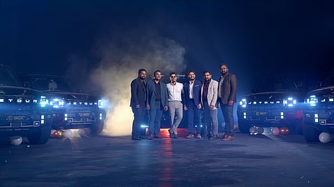 സാധാരണമീറ്റിങ്ങെന്ന് കരുതി എത്തിയവർ;മടങ്ങിയത്പുതിയ കാറിന്‍റെ താക്കോലുമായി!5 ജീവനക്കാർക്ക്  പ്രവാസിമലയാളി സംരംഭകന്‍റെ അപ്രതീക്ഷിതസമ്മാനം