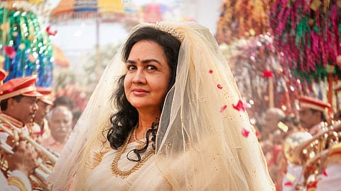 സർപ്രൈസ് എൻട്രയിൽ ത്രേസ്യകുട്ടിയായി ഉർവശി; ബിജുമേനോന്റെ അവറാച്ചൻ ആൻഡ്‌ സൺസ് രണ്ടാം വാരത്തിലേക്ക്
