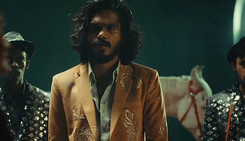 കുതിരപ്പുറത്തേറി യ സുന്ദര സുരഭില മണവാളൻ! 'പെരുത്ത് നന്ദി'യുമായി ഡാബ്സി; '40 ഡെയ്സ് ഓഫ് ഹൗസ് പാർട്ടി'യിലെ ആദ്യ ഗാനം