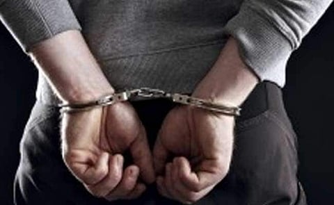 Delhi Police request SC to relax direction prohibiting handcuffs on arrested person while being escorted to and from court; says holding prisoners’ hand will expose both to Covid19