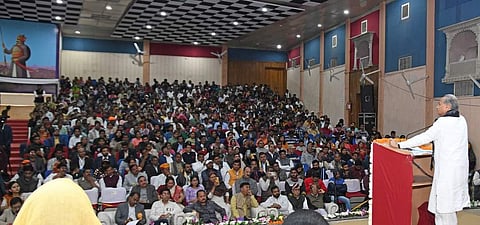 छात्र-छात्राओं को संबोधित करते हुए राजस्थान सीएम अशोक गहलोत 