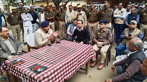 कंधरापुर थाने में किसान नेता रामनयन से बातचीत करते एसपी आजमगढ़ और जिलाधिकारी