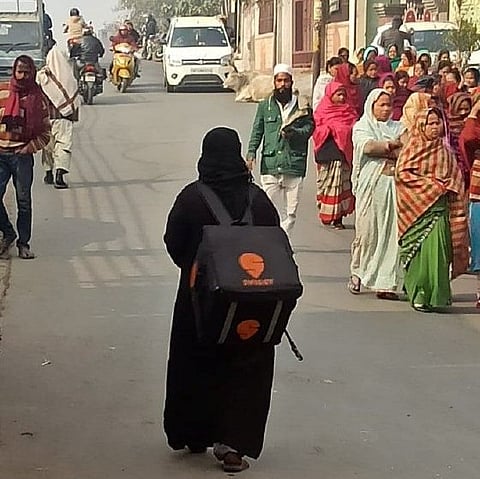 स्विगी (Swiggy) का बैग लिए महिला की वह फोटो, जिससे वह सोशल मीडिया पर खूब हुई थी वायरल 