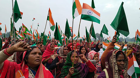 खिरियाबाग में झण्डारोहण कर आजमगढ़ कलक्टरी के लिए रवाना हुईं महिलाएं