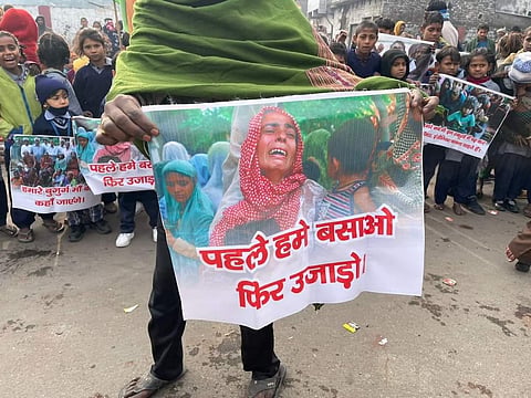 हाथ में बैनर पोस्टर के जरिए अपनी भावनाएं व्यक्त करते हल्द्वानी जिले के पीड़ित लोग