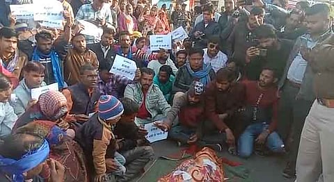 शव के साथ प्रदर्शन करते परिजन व ग्रामीण