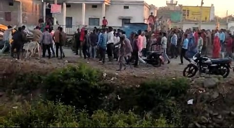 अतिक्रमण हटाने पहुंचा जेसीबी को देख उग्र हुए ग्रामीण