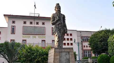 राजस्थान उच्च न्यायालय परिसर (जयपुर बेंच) में स्थापित मनु की प्रतिमा