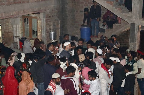 पीड़ित परिजनों से मुलाकात करते एआईएमआईएम प्रमुख असदुद्दीन ओवैसी