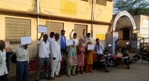 तहसील कार्यालय के बाहर प्रदर्शन करता पीड़ित परिवार
