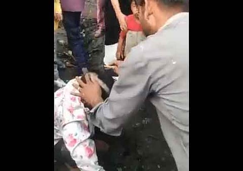 उत्तर प्रदेश: छेड़छाड़ का आरोप लगाकर दलित युवक की पिटाई, पिशाब पिलाई-मुंह काला किया