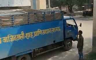 खबर का असर: कमरे में कैद सारस को चिड़ियाघर भेजा