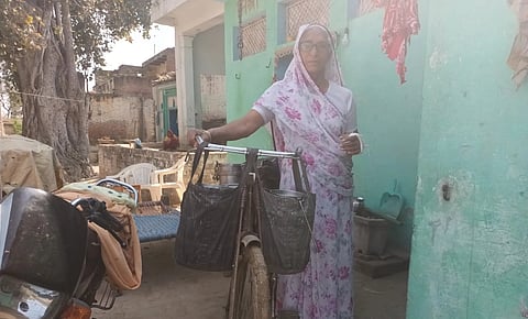 65 साल की "शीला बुआ" बच्चों के लिए साइकिल से पहुंचाती है दूध