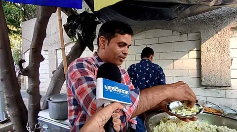 ताजा खबरों से लेकर ताजा इन्दौरी पोहे तक का सफर: पढ़ें ददन विश्वकर्मा के मीडियाकर्मी से 'स्ट्रीट फूड वेंडर' बनने की पूरी कहानी