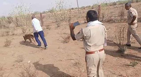 घटनास्थल की जांच करती पुलिस