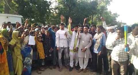 मध्य प्रदेश: छतरपुर में धरना दे रहे आदिवासियों पर पुलिस ने बरसाए लाठी-डंडे!