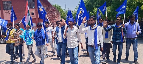 राजस्थान: रेसलर बेटियों के सम्मान में सड़क पर उतरे भीम आर्मी कार्यकर्ता