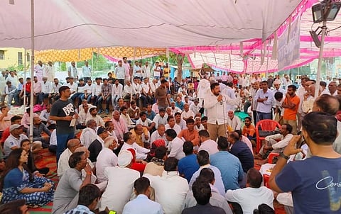 खेतड़ी सीएचसी के बाहर धरने को सम्बोधित करते हुए भीम सेना प्रदेशाध्यक्ष रविकुमार मेघवाल।