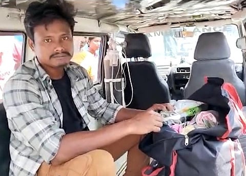 थैले में बेटे का शव ले जाता पिता