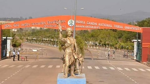 मध्य प्रदेश: राष्ट्रीय जनजातीय विश्वविद्यालय में आदिवासी वर्ग के छात्रों का 50% आरक्षण घटाकर 7.5% किया, जानिए क्या है कारण?