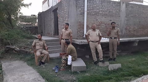 गांव में भारी पुलिसबल तैनात