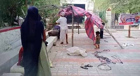 कार्तिक भील का परिवार जिस जगह पर 6 महीने से धरना देकर बैठा है। वहां बीते दिनों रोड लाइटों को बंद करवा दिया गया। मासूम बच्चों को धूप से बचाने के लिए धरना स्थल पर लकड़ियों के सहारे लगाए कपड़े को हटाने का दबाव बनाया गया।